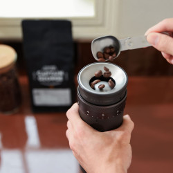 Outin Fino – elektrinis kavos malūnėlis (Tundra Brown)