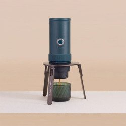 OutIn Foldable Coffee Stand  – sulankstomas kavos aparato laikiklis
